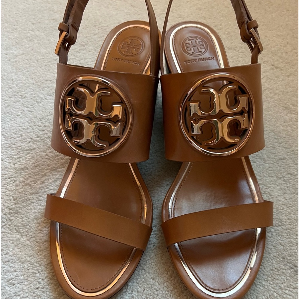 Tory Burch Tan sandal with Rose Gold Logo size 10.5